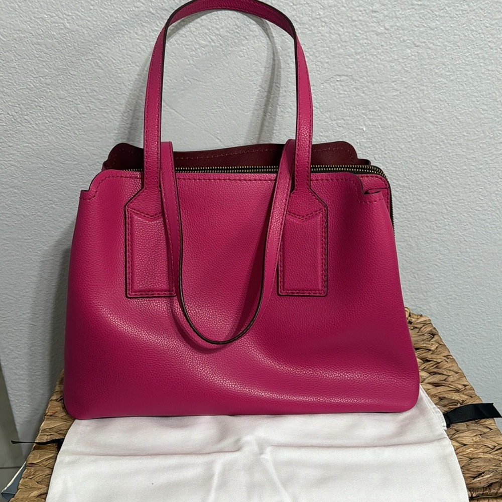 MARC JACOBS MAGENTA THE EDITOR 38
MEDIUM TOTE with Gold Accents - Picture 6 of 7